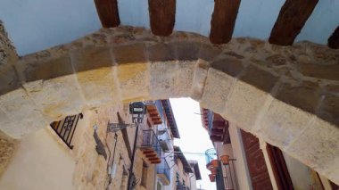 Beceite, Teruel, Matarrana köyündeki eski taş evlerin altında taş kemerler.