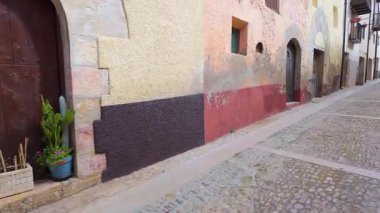 Ortaçağ 'ın Beceite, Matarrana, Teruel köyünün sokaklarındaki renkli yüzler.