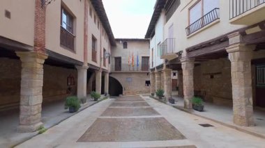 Rafales, Teruel 'deki ortaçağ köyünde atari salonu ve taş sütunlu evler