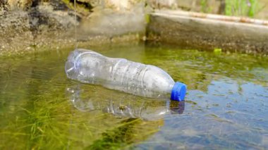 Hayvanlara su vermek için tarladaki bir çeşmeye atılan plastik şişe.