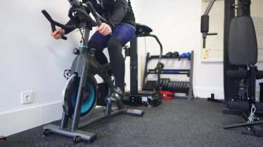 Adam spor salonunda çok hızlı pedal çeviriyor..
