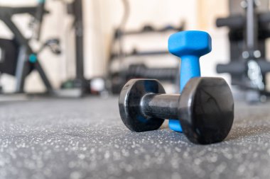 Spor salonunun zeminine iki dambıl, fiziksel kondisyonu geliştirmek için.