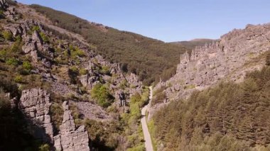 Dağların yamaçlarındaki büyük kaya oluşumları, İspanya 'nın Somosierra bölgesini oluşturur.