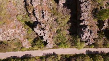 Dağların yamaçlarındaki büyük kaya oluşumları, İspanya 'nın Somosierra bölgesini oluşturur.