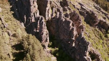 Yüksek dağ zirvelerinde dengede duran keskin kayalar, Somosierra, İspanya