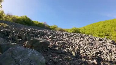 Bir insansız hava aracının görüntüsü ile dağın tepesinden bir kaya düşüşü