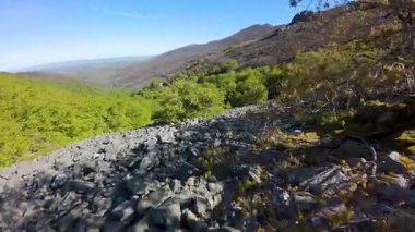 Bir insansız hava aracının görüntüsü ile dağın tepesinden bir kaya düşüşü