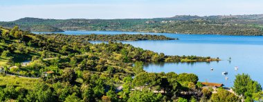 Atazar, Madrid 'in en büyük gölü olan Guadarrama dağları arasındaki su deposu.