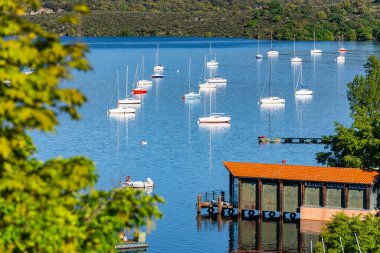 Atazar rezervuarında küçük yelkenli tekneleri, Madrid, İspanya 'daki en büyük tekne.