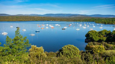 Madrid 'in Cervera kasabasının yanındaki Atazar barajında yelkenli tekneler.
