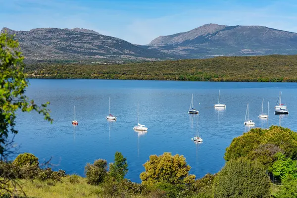 Atazar rezervuarında küçük yelkenli tekneleri, Madrid, İspanya 'daki en büyük tekne.