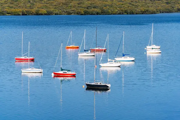 Güneşli yaz günlerinde mavi suların tadını çıkarmak için yelkenli kullanıyorlar..