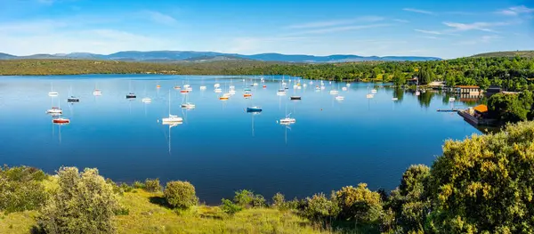 Dağların arasında küçük yelkenli teknelerle boş zamanların tadını çıkarmak için Atazar, Madrid