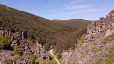 Sersemletici bir manzarada dengede duran kayalar bir peri masalından fırlamış gibi, Somosierra, İspanya.