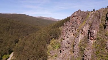 Ejderha pullarına benzeyen kaya oluşumlarıyla kaplı dağ tepeleri, Somosierra