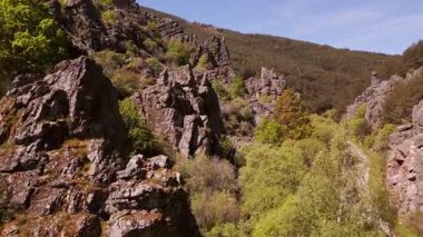 Dağların yamaçlarındaki muhteşem kayalar inanılmaz bir manzara oluşturuyor, Somosierra.