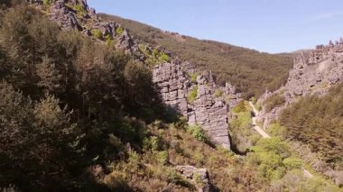 İspanya 'nın ortasındaki Somosierra dağlarındaki bir peri masalından çıkmış gibi görünen kaya oluşumları.