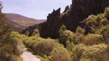 Uzun ağaçlar ve dengede duran keskin kayalarla muhteşem bir dağ manzarası, Guadarrama.