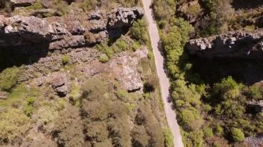 İspanya 'nın Somosierra Vadisi' ndeki etkileyici kaya oluşumları arasında uzanan bir yol.