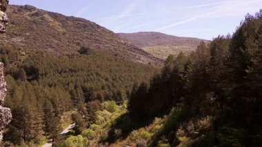 Sersemletici bir manzarada dengede duran kayalar bir peri masalından fırlamış gibi, Somosierra, İspanya