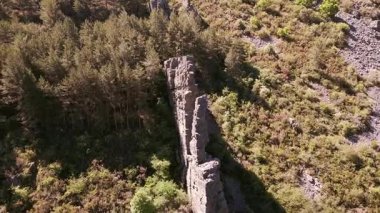 Dağların yamaçlarındaki muhteşem kayalar inanılmaz bir manzara oluşturuyor, Somosierra.