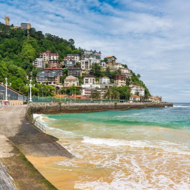 Monte Igueldo 'nun evleri Cantabrian Denizi' nin yanına, San Sebastian Dağı 'na inşa edildi.