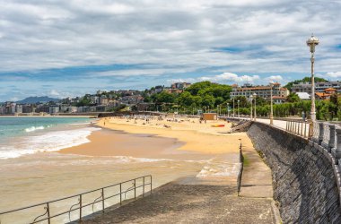 Yazın ilk güneşli günlerinde insanların eğlendiği Ondarreta plajı, San Sebastian, Bask Ülkesi..
