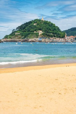 San Sebastian şehrinin önündeki Santa Clara Adası. Kalabalık turistler tarafından ziyaret ediliyor.