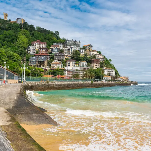Monte Igueldo 'nun evleri Cantabrian Denizi' nin yanına, San Sebastian Dağı 'na inşa edildi.