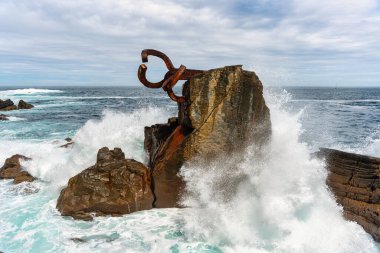 Deniz suyu damlaları, San Sebastian, Bask ülkesindeki kayalara şiddetle çarparken su sıçratır..