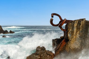Rüzgarın heykelleri San Sebastian, La Concha Körfezi 'ndeki kayalara sabitlendi.