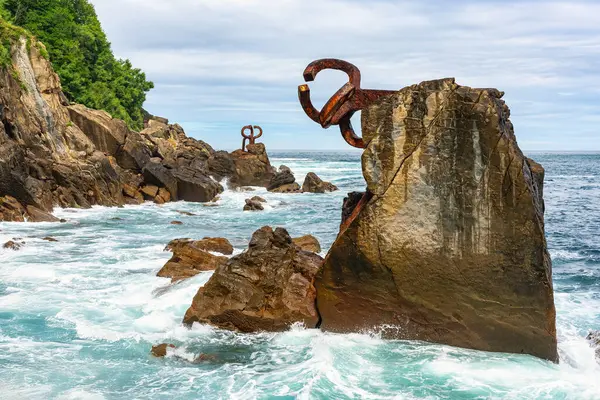 San Sebastian, Bask Bölgesi 'ndeki La Concha Körfezi' nin kayalıklarında rüzgar tarağı heykelleri