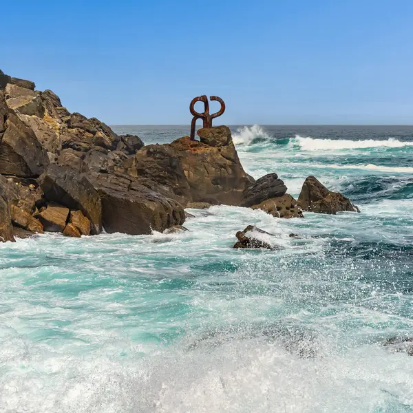 San Sebastian, Bask Bölgesi 'ndeki La Concha Körfezi' nin kayalıklarında rüzgar tarağı heykelleri