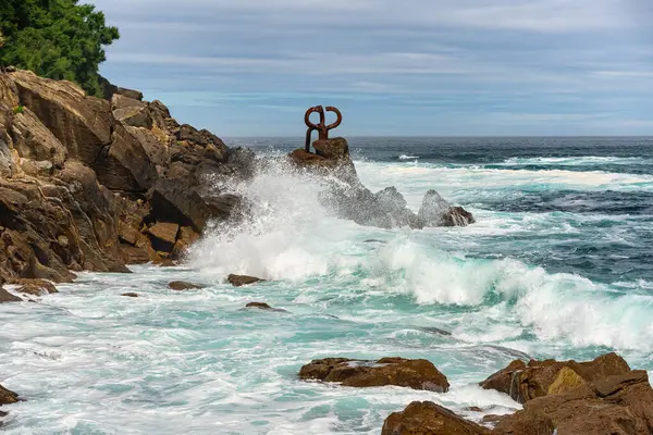 La Concha Körfezi 'ndeki kayalıklar, San Sebastian, İspanya
