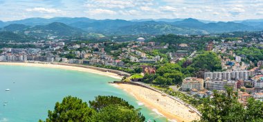 San Sebastian sahilinin muhteşem panoramik manzarası. Önünde Ondarreta plajı, Bask Ülkesi.