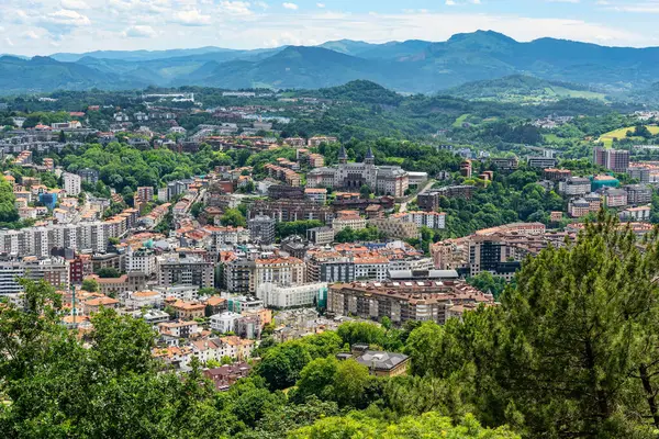 San Sebastian şehrinin havadan görünüşü Igueldo Dağı 'ndan dağlarla çevrilidir.