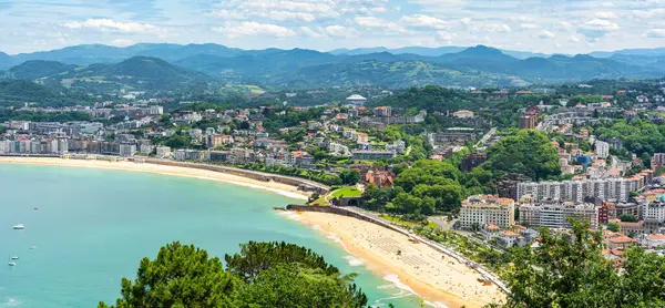 San Sebastian sahilinin muhteşem panoramik manzarası. Önünde Ondarreta plajı, Bask Ülkesi.