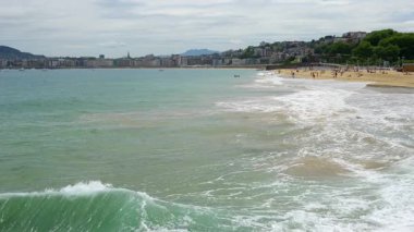 San Sebastian tatil köyündeki La Concha Körfezi 'nde deniz dalgaları çarpıyor..