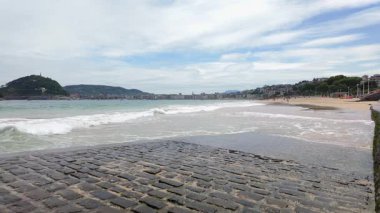 San Sebastian şehrindeki La Concha Körfezi güneşli bir yaz gününde, Bask Ülkesi