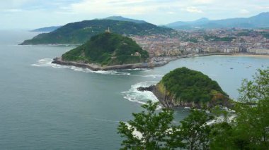 San Sebastian Körfezi 'nin yanındaki Urgull Dağı ve Santa Clara Adası' nın havadan görünüşü.