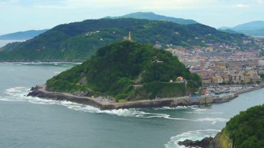 San Sebastian, Guipuzcoa 'daki Bask şehrindeki La Concha Körfezi' nin nefes kesici manzarası.