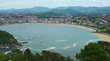 San Sebastian, Guipuzcoa 'daki La Concha Körfezi' nin hava manzarası.