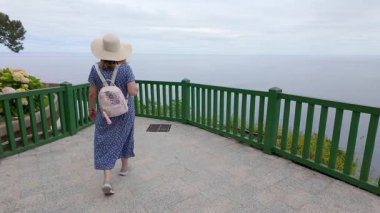 Göz kamaştırıcı deniz manzaralı balkondan bakan turist kadın, San Sebastian, Bask Ülkesi