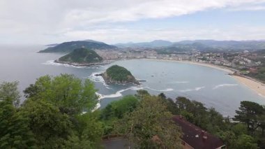 San Sebastian, Guipuzcoa 'daki Bask şehrindeki La Concha Körfezi' nin nefes kesici manzarası.