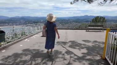 San Sebastian, Bask Ülkesi 'nin çarpıcı manzarasıyla gezinen bir kadın.