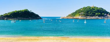 Santa Clara ve Urgull Dağı 'nın panoramik manzarası. Önünde La Concha plajı, San Sebastian.