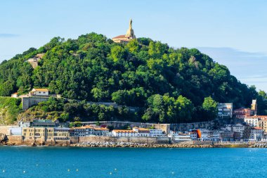 Monte Urgull, San Sebastian, Bask ülkesindeki deniz kenarındaki balıkçı kulübeleriyle birlikte.