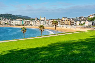 San Sebastian, Guipuzcoa 'daki La Concha sahilinin manzarası..