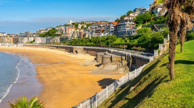San Sebastian, Bask Bölgesi 'ndeki gezinti alanının eteğindeki uçsuz bucaksız La Concha plajı manzarası.