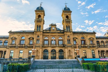 İspanya 'nın Bask Bölgesi' ndeki San Sebastian belediye binasının ön cephesi.